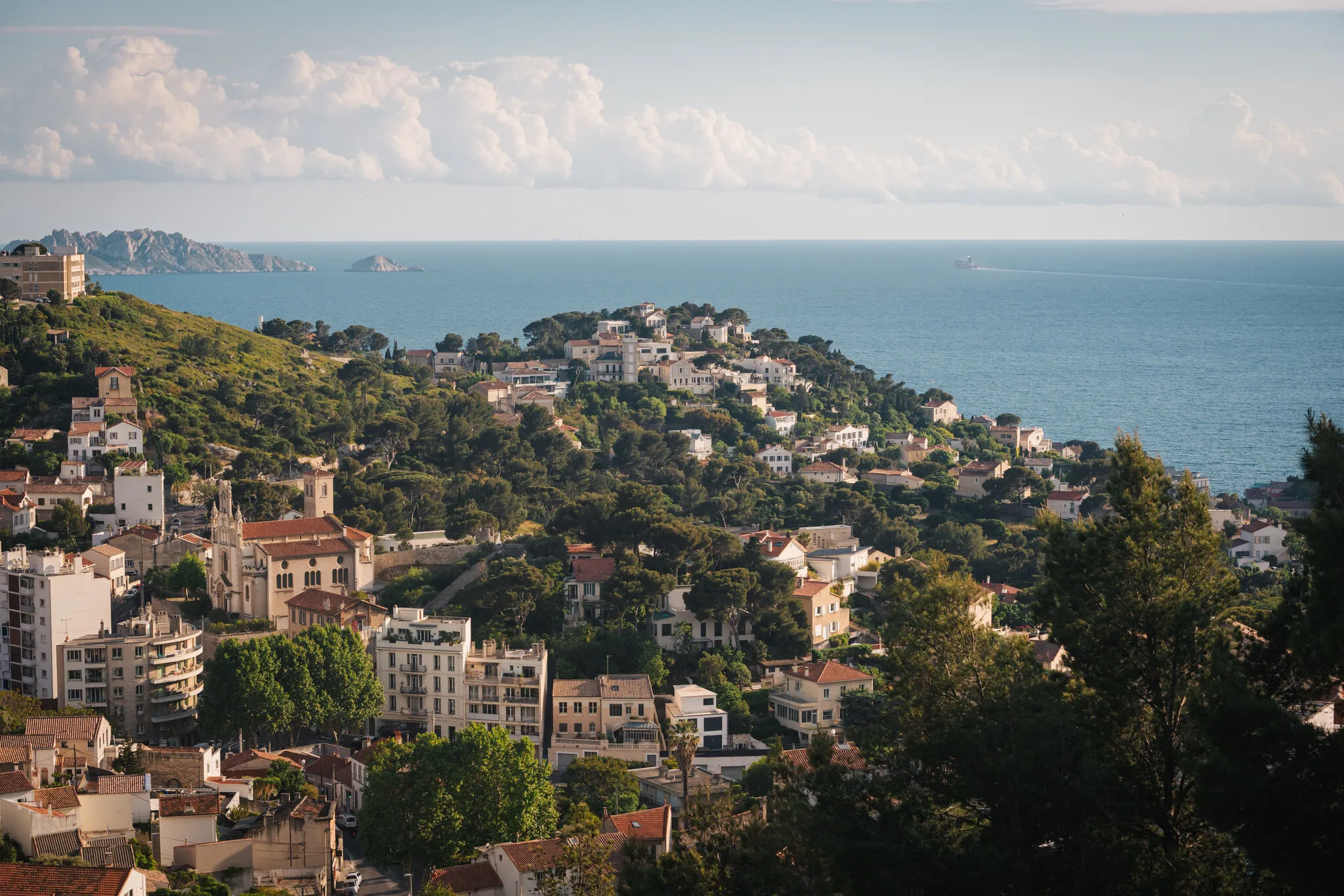 Житловий район. Молодь з міст по всій Європі масово приїжджає сюди.